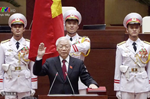 Tổng Bí thư Nguyễn Phú Trọng, Chủ tịch Nước CHXHCN Việt Nam nhiệm kỳ 2016-2021 thực hiện nghi thức tuyên thệ nhậm chức trước Quốc hội, đồng bào và cử tri cả nước.