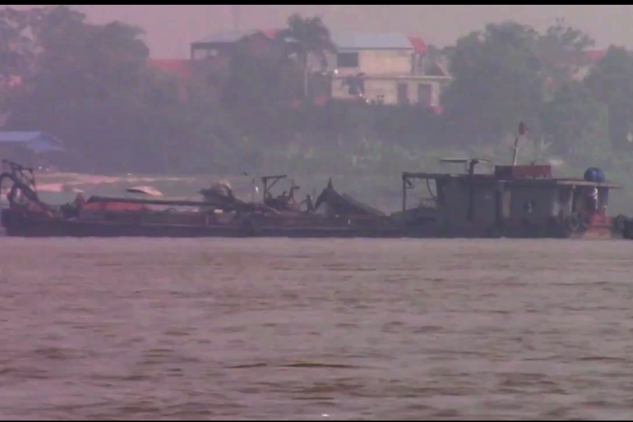 Những chiếc tàu hút cát hoạt Äá»ng công khai giữa ban ngày tại khu vá»±c bến Äò Chu Phan. Ảnh: PV