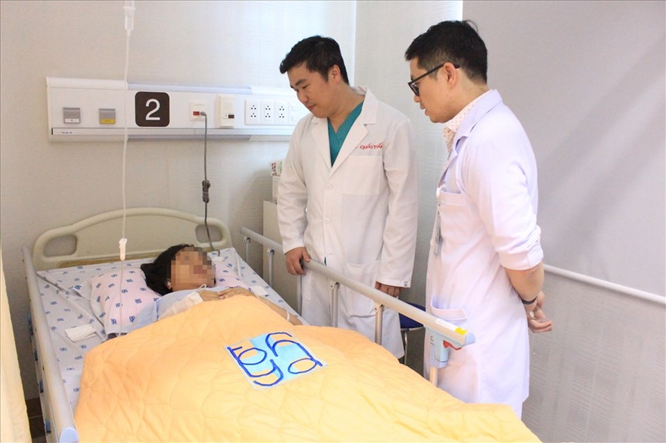 Bác sĩ thăm khám cho bệnh nhân N. Bác sĩ thăm khám cho bệnh nhân N.