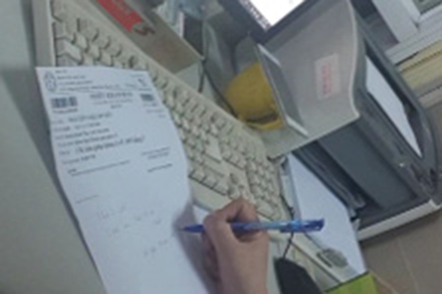 B&aacute;c sĩ L.A, Bệnh viện Bạch Mai cặm cụi ghi &ldquo;thần ch&uacute;&rdquo;. Ảnh: P.V