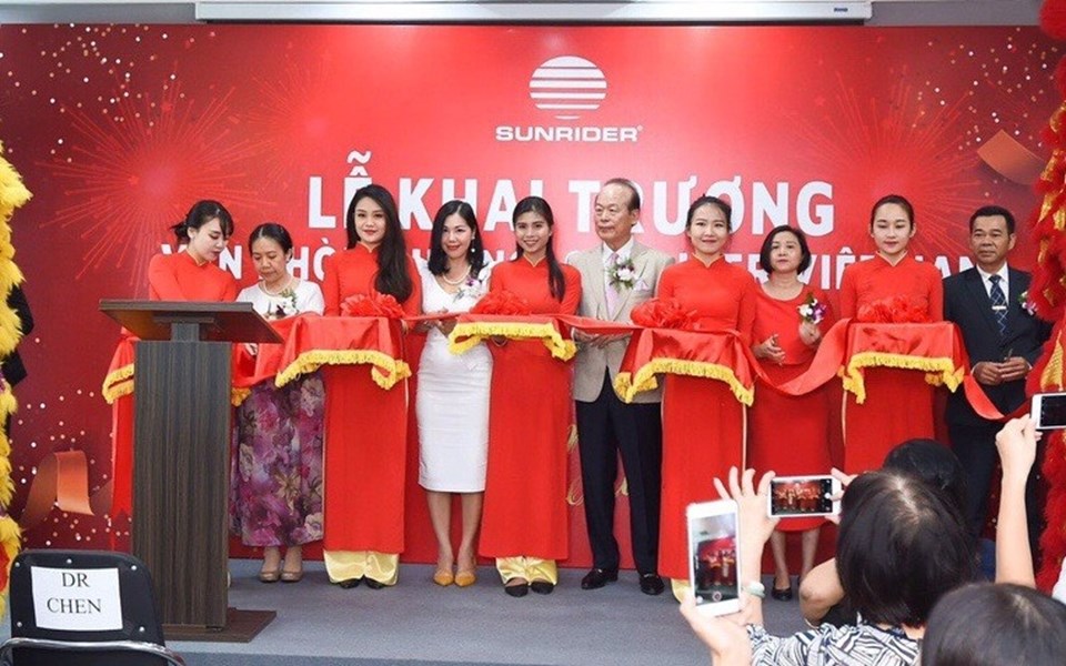 Đại diện Sunrider Việt Nam cắt băng khai trương văn phòng tại Hà Nội. Đại diện Sunrider Việt Nam cắt băng khai trương văn phòng tại Hà Nội.