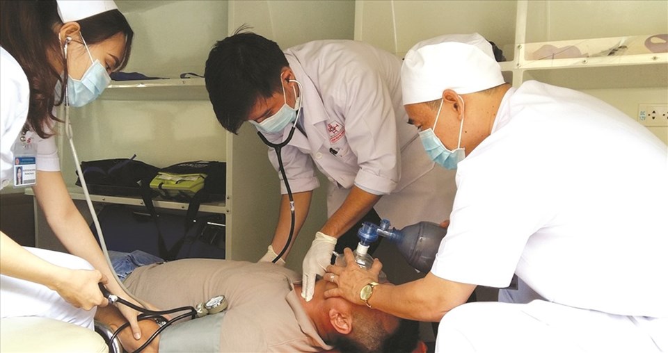 Các bác sĩ Bệnh viện Đa khoa Sài Gòn đang cấp cứu ngoại viện, ảnh: Bệnh viện Đa khoa Sài Gòn. Các bác sĩ Bệnh viện Đa khoa Sài Gòn đang cấp cứu ngoại viện, ảnh: Bệnh viện Đa khoa Sài Gòn.