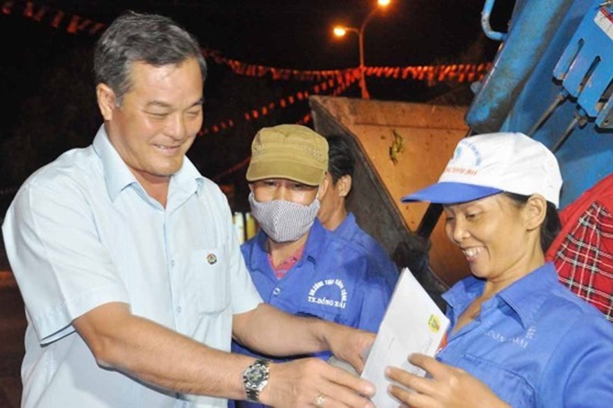 Chủ tịch LĐLĐ tỉnh Bình Phước Nguyễn Hồng Trà thăm hỏi, tặng quà cho công nhân lao động ngành vệ sinh - môi trường. Ảnh: H.T