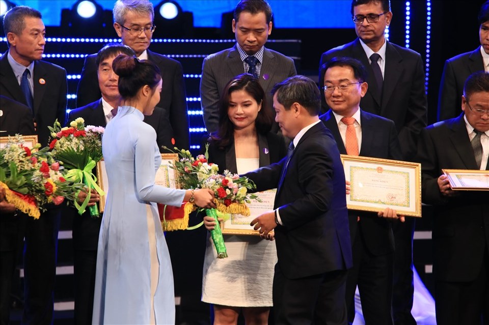 Bộ trưởng Bộ Kế hoạch và Đầu tư trao bằng khen cho đại diện Nestlé Việt Nam. Bộ trưởng Bộ Kế hoạch và Đầu tư trao bằng khen cho đại diện Nestlé Việt Nam.