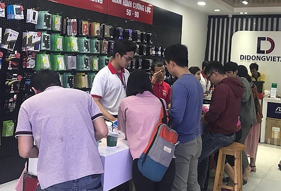Nhiều iFans chuyển sang mua iPhone đời mới 2 SIM vật lí để tiện dùng nhiều số thuê bao trên cùng 1 thiết bị. Nhiều iFans chuyển sang mua iPhone đời mới 2 SIM vật lí để tiện dùng nhiều số thuê bao trên cùng 1 thiết bị.