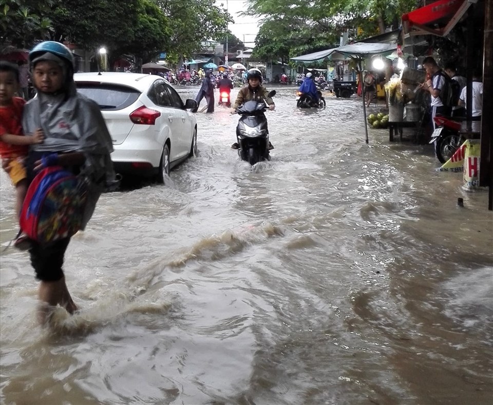 Mưa lớn khiến nhiều tuyến đường của TP.Biên Hòa bị ngập Mưa lớn khiến nhiều tuyến đường của TP.Biên Hòa bị ngập