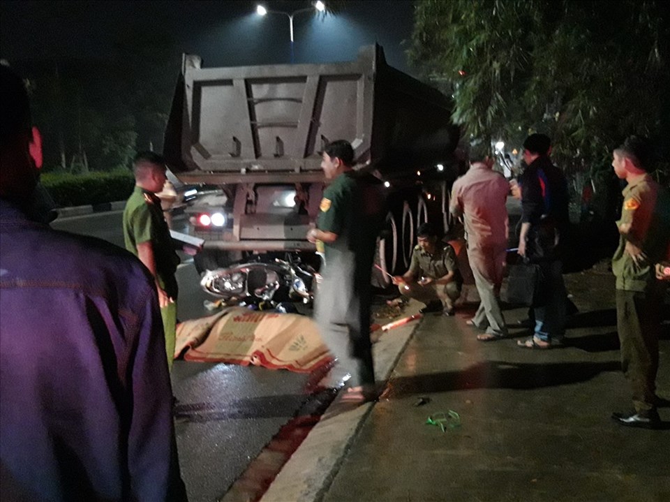 Xe ben đậu ở ria đường liên quan đến vụ tai nạn. Xe ben đậu ở ria đường liên quan đến vụ tai nạn.
