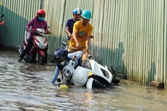 TPHCM: Người dân khốn khổ lội nước, dự án ngăn triều nghìn tỉ “đắp chiếu”