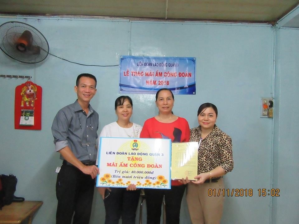 Chị Bình xúc động khi nhận "món quà lớn" từ cán bộ công đoàn quận 3 Chị Bình xúc động khi nhận "món quà lớn" từ cán bộ công đoàn quận 3