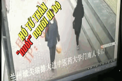 Trung Quốc: Hố tử thần "nuốt" người đi bộ trên vỉa hè
