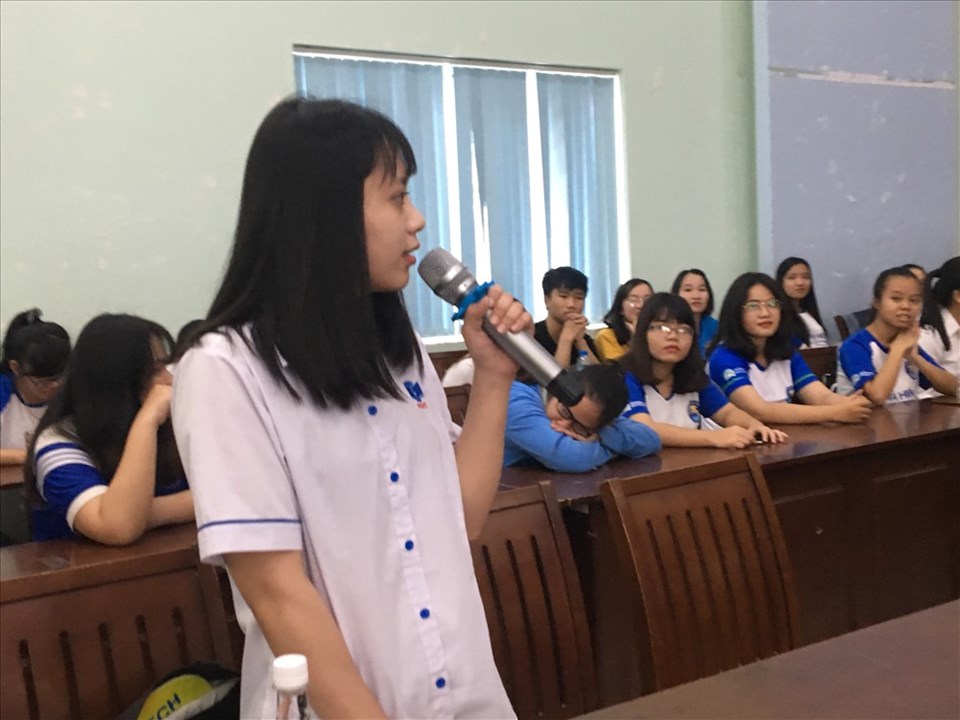 Nhiều sinh viên đặt câu hỏi tại hội thảo Nhiều sinh viên đặt câu hỏi tại hội thảo