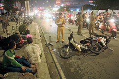 TPHCM: Húc chết một người, xe 7 chỗ lao đầu xuống kênh