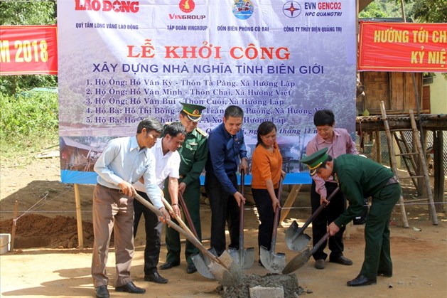 Lễ khởi công xây dựng nhà tình nghĩa cho 5 gia đình đồng bào thiểu số ở vùng biên giới huyện Hướng Hóa. Ảnh: Hưng Thơ.