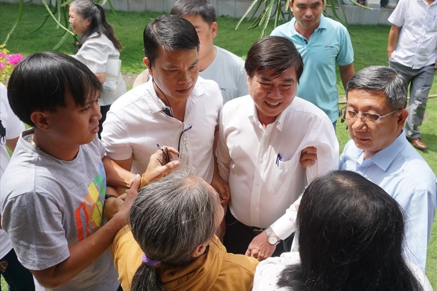 Chủ tịch UBND TPHCM Nguyễn Thành Phong gặp gỡ người dân sau buổi tiếp xúc.  Ảnh: M.Q