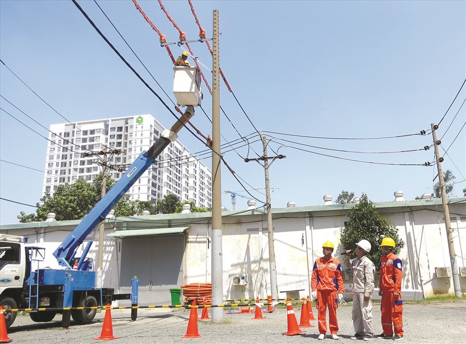 Học viên thực hành sửa chữa điện nóng (Live-Line) tại Trung tâm Huấn luyện nghiệp vụ thuộc (TCty Điện lực TPHCM) - Ảnh: L.T Học viên thực hành sửa chữa điện nóng (Live-Line) tại Trung tâm Huấn luyện nghiệp vụ thuộc (TCty Điện lực TPHCM) - Ảnh: L.T