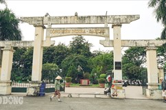 Một trong những công viên đẹp nhất Thủ đô: Ngổn ngang nát tươm như bãi rác