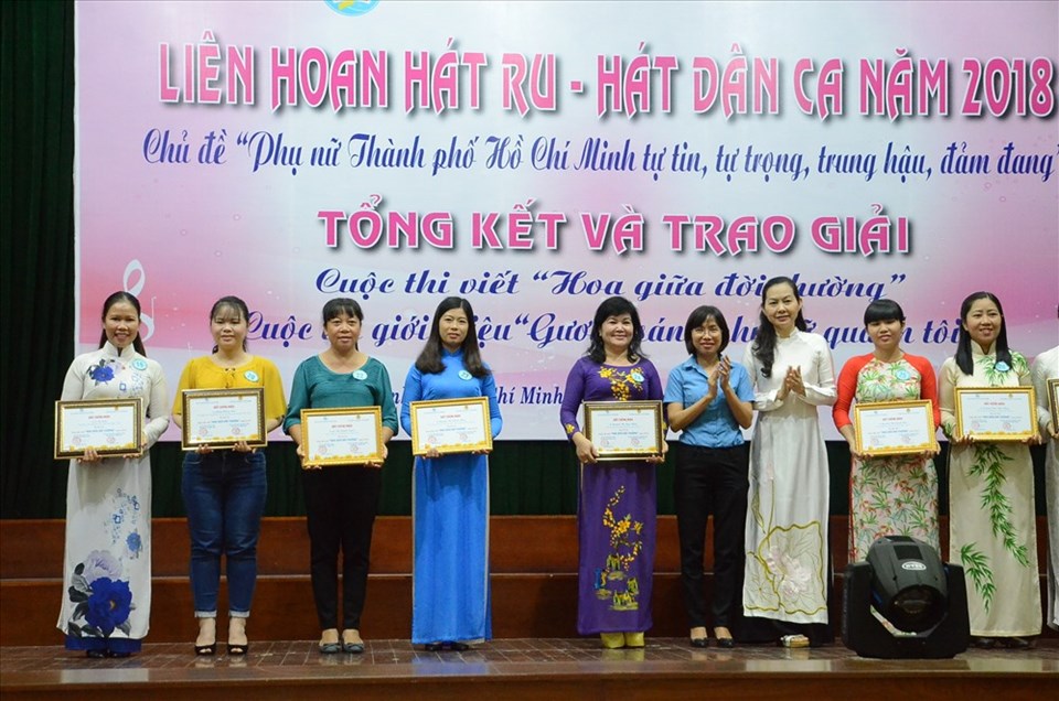 Bà Huỳnh Thị Ngọc Liên - Trưởng ban Nữ công LĐLĐ TPHCM (thứ 6 từ trái sang) chúc mừng các cá nhân đạt giải Bà Huỳnh Thị Ngọc Liên - Trưởng ban Nữ công LĐLĐ TPHCM (thứ 6 từ trái sang) chúc mừng các cá nhân đạt giải