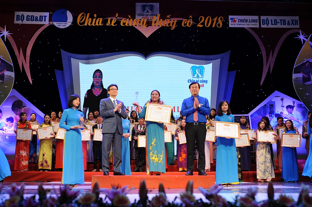 Ph&oacute; Thủ tướng Vũ Đức Đam tri &acirc;n c&aacute;c thầy c&ocirc; gi&aacute;o dạy trẻ khuyết tật.