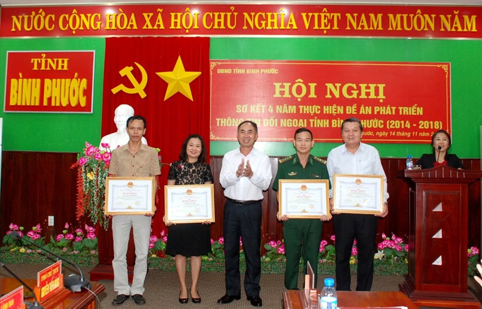Trao bằng khen của UBND tỉnh cho các cá nhân có thành tích trong công tác thông tin đối ngoại. Ảnh: H.T Trao bằng khen của UBND tỉnh cho các cá nhân có thành tích trong công tác thông tin đối ngoại. Ảnh: H.T