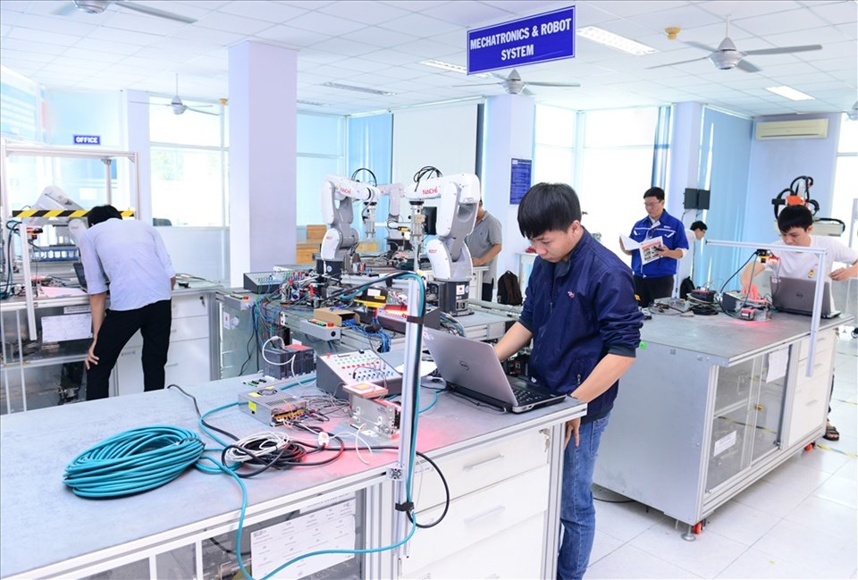 Các bạn trẻ tham gia cuộc thi lập trình điều khiển hệ thống tự động. Các bạn trẻ tham gia cuộc thi lập trình điều khiển hệ thống tự động.
