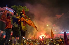 Việt Nam 2-0 Malaysia: Trai gái nô nức xuống đường ăn mừng, vài chục mét một người bán cờ