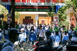 Vụ kỷ luật 8 học sinh xúc phạm giáo viên trên Facebook: Hiệu trưởng xin rút kinh nghiệm