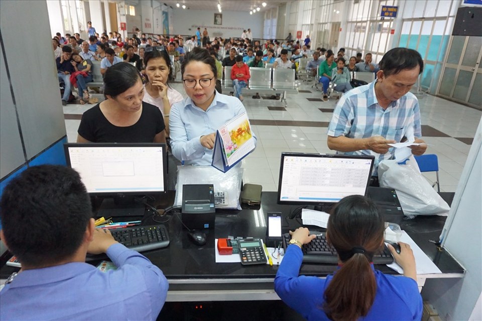 Hành khách mua vé tàu ở ga Sài Gòn. Ảnh: M.Q Hành khách mua vé tàu ở ga Sài Gòn. Ảnh: M.Q
