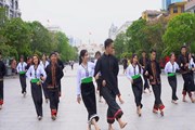 Cặp đôi dân tộc Thái "náo loạn" phố đi bộ với màn tỏ tình độc đáo Cặp đôi dân tộc Thái "náo loạn" phố đi bộ với màn tỏ tình độc đáo