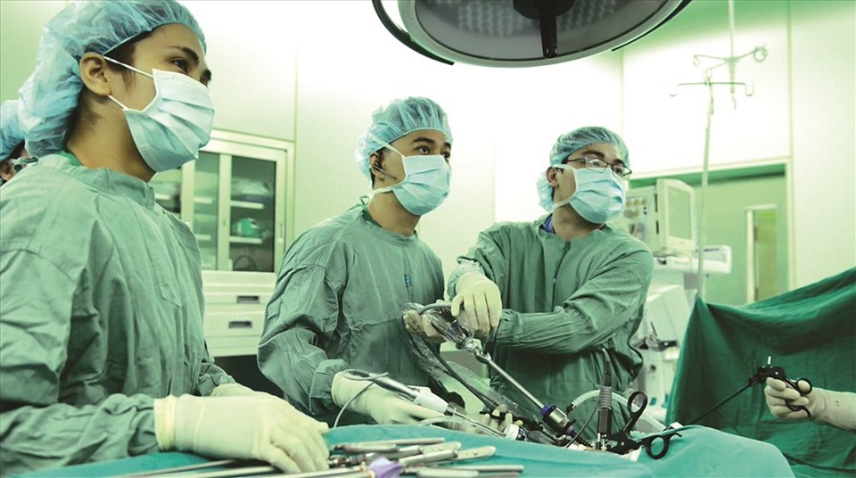 Các bác sĩ phẫu thuật nội soi cho người bệnh. Các bác sĩ phẫu thuật nội soi cho người bệnh.