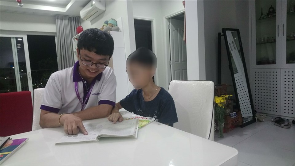 Nguyễn Hữu Ý và học trò của mình. Ảnh:NVCC Nguyễn Hữu Ý và học trò của mình. Ảnh:NVCC