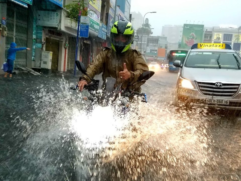 Tuyến đường Bạch Đằng, quận Bình Thạnh ngập sâu trong nước. Tuyến đường Bạch Đằng, quận Bình Thạnh ngập sâu trong nước.