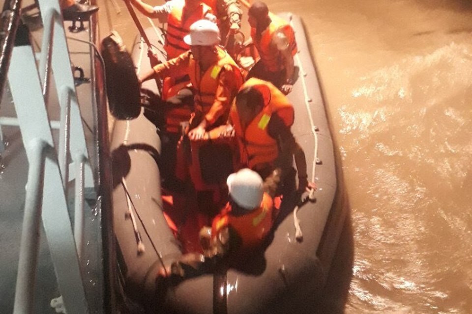 Cứu 5 ngư dân bị kẹt trên tàu cá trong bão số 9 Cứu 5 ngư dân bị kẹt trên tàu cá trong bão số 9