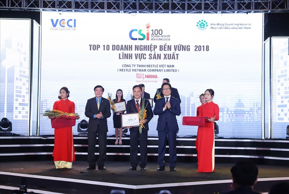 Ông Vũ Tiến Lộc, Chủ tịch VCCI, trao bằng khen và hoa cho đại diện Nestlé Việt Nam. Ông Vũ Tiến Lộc, Chủ tịch VCCI, trao bằng khen và hoa cho đại diện Nestlé Việt Nam.