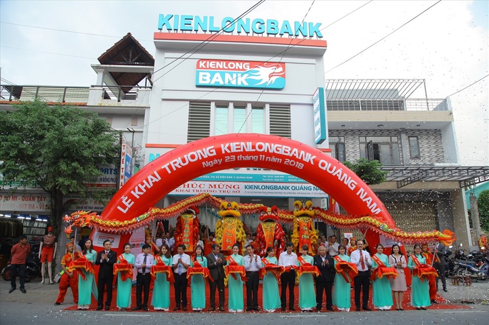 Nghi thức cắt băng khai trương Kienlongbank Quảng Nam. Nghi thức cắt băng khai trương Kienlongbank Quảng Nam.