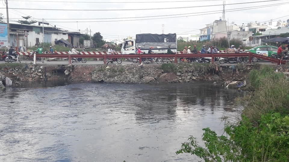 Vị trí dòng kênh nơi nạn nhân bị nước cuốn trôi Ảnh: Đội hỗ trợ nhân dân quận Bình Tân Vị trí dòng kênh nơi nạn nhân bị nước cuốn trôi Ảnh: Đội hỗ trợ nhân dân quận Bình Tân