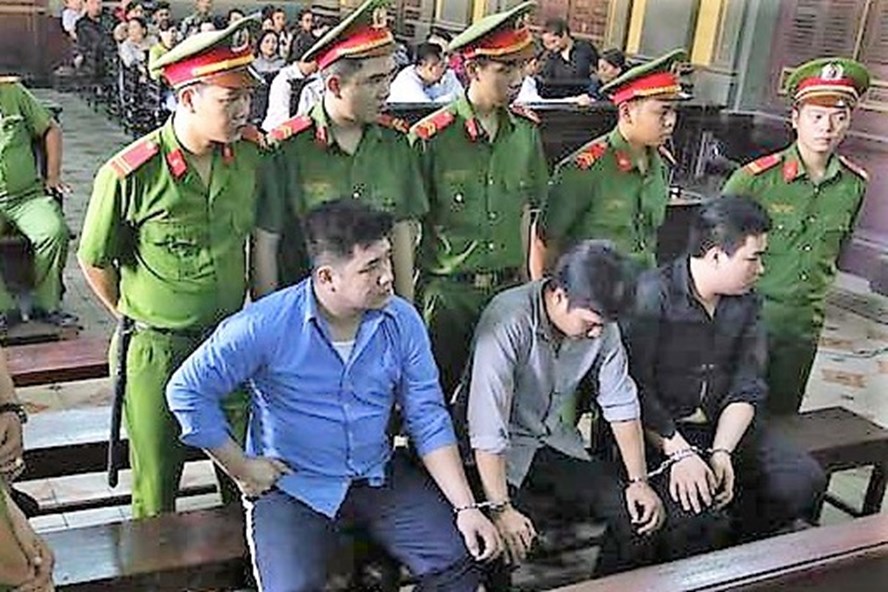 Tài "mụn" - kẻ đâm chết 2 hiệp sĩ đường phố và 2 bị cáo khác hầu tòa sáng nay.