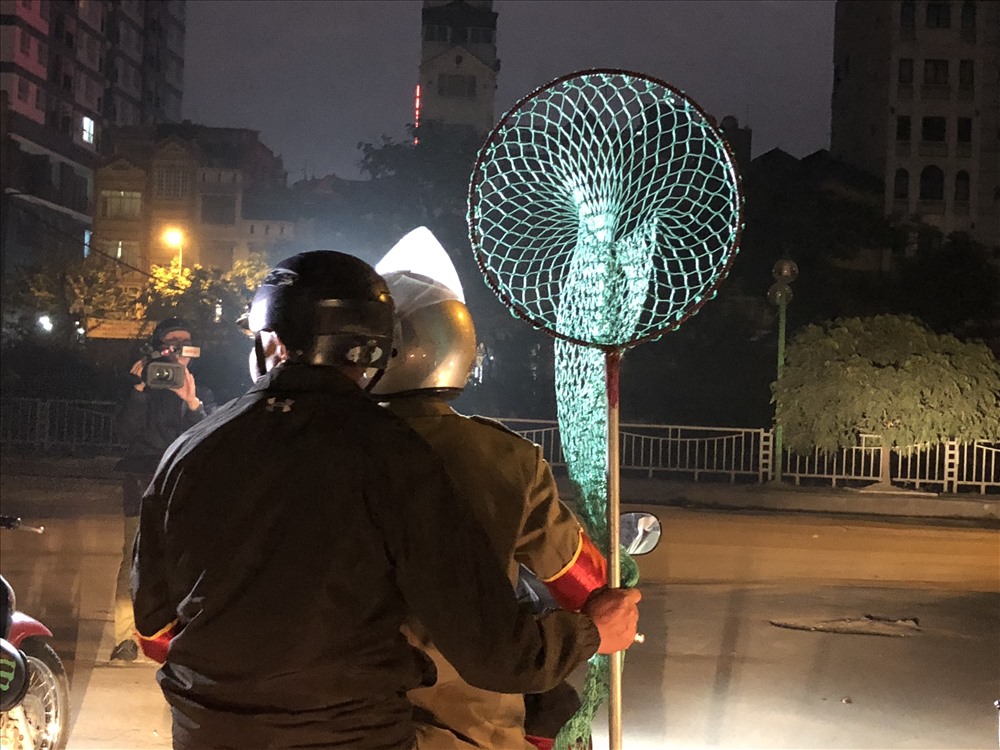 Tổ bắt ch&oacute; thả r&ocirc;ng xuất ph&aacute;t từ 5h30 s&aacute;ng. Ảnh: Th&agrave;nh Trung