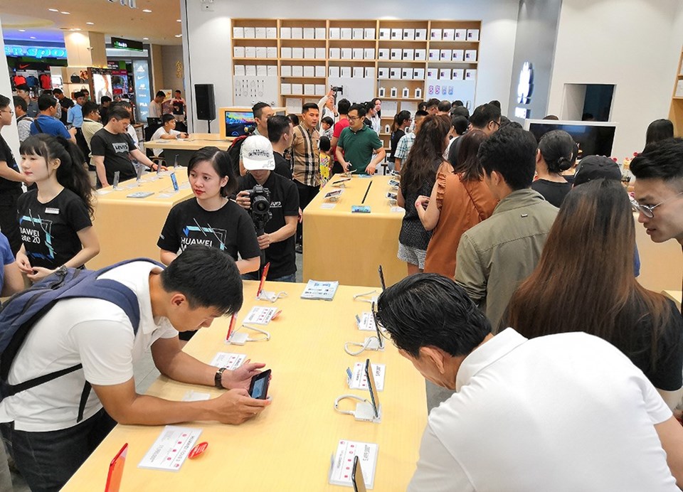 Cửa hàng trải nghiệm hiện đại nhất Đông Nam Á của Huawei tại SC VivoCity (TP.HCM). Cửa hàng trải nghiệm hiện đại nhất Đông Nam Á của Huawei tại SC VivoCity (TP.HCM).