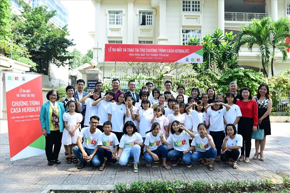 Các thành viên công ty Herbalife, Ban quản lý Hội Phụ Nữ Từ Thiện TPHCM chụp hình cùng các cháu thiếu nhi của những mái ấm. Các thành viên công ty Herbalife, Ban quản lý Hội Phụ Nữ Từ Thiện TPHCM chụp hình cùng các cháu thiếu nhi của những mái ấm.