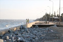 Ninh Thuận: Nhiều đoạn đê kè biển xuống cấp, đe doạ hàng trăm người dân vùng biển