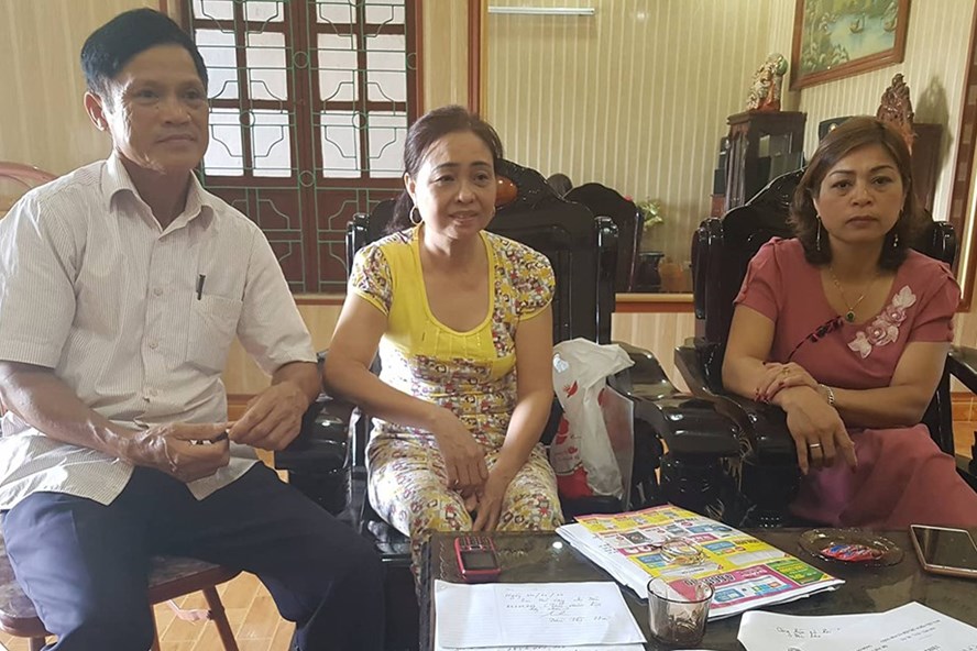 Một số nạn nhân tố bị hiệu trưởng lừa tiền cung cấp thông tin cho chúng tôi. Ảnh: PV