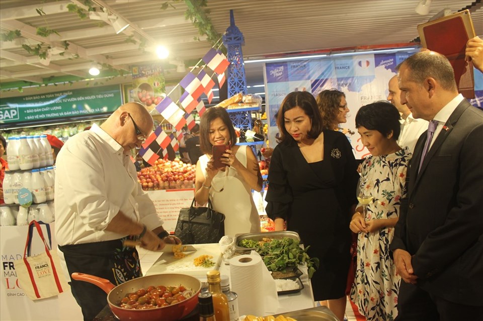 Khách tham quan hào hứng xem đầu bếp nổi tiếng biểu diễn chế biến món ăn Pháp. Khách tham quan hào hứng xem đầu bếp nổi tiếng biểu diễn chế biến món ăn Pháp.