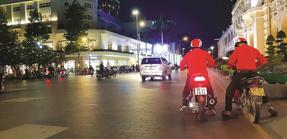 Sài Gòn luôn luôn có chỗ cho những người chăm chỉ. Trong ảnh là những lao động nhập cư chạy "xe ôm công nghệ" trên đường Lê Thánh Tôn, quận 1. Ảnh: Trần Nam Luân Sài Gòn luôn luôn có chỗ cho những người chăm chỉ. Trong ảnh là những lao động nhập cư chạy "xe ôm công nghệ" trên đường Lê Thánh Tôn, quận 1. Ảnh: Trần Nam Luân