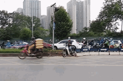 Hết dắt xe ngược chiều trên đường Tố Hữu, người dân xô dải phân cách để... tiết kiệm thời gian