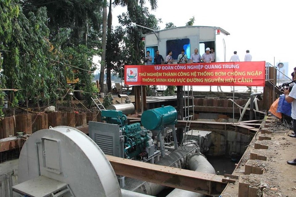 Đến nay TPHCM vẫn chưa chốt được giá thuê máy bơm chống ngập đường Nguyễn Hữu Cảnh. Ảnh: M.Q Đến nay TPHCM vẫn chưa chốt được giá thuê máy bơm chống ngập đường Nguyễn Hữu Cảnh. Ảnh: M.Q
