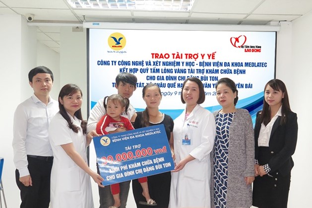 Đại diện Quỹ Tấm Lòng Vàng Báo Lao Động, đại diện BVĐK Medlatec trao 30 triệu đồng cho gia đình chị Ton. Ảnh: PV