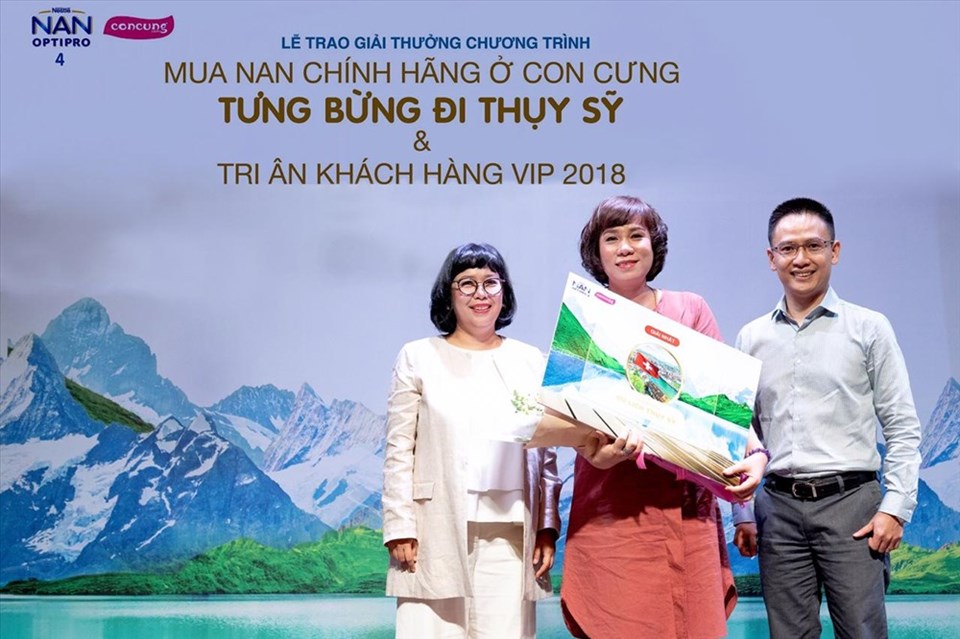 Đại diện Nestle và Con Cưng trao giải chuyến đi Thụy Sĩ cho khách hàng may mắn nhất Đại diện Nestle và Con Cưng trao giải chuyến đi Thụy Sĩ cho khách hàng may mắn nhất