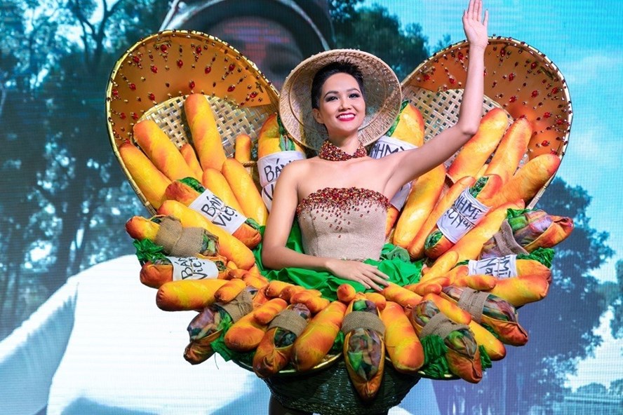 Hoa hậu H'Hen Niê diện trang phục "Bánh mì".