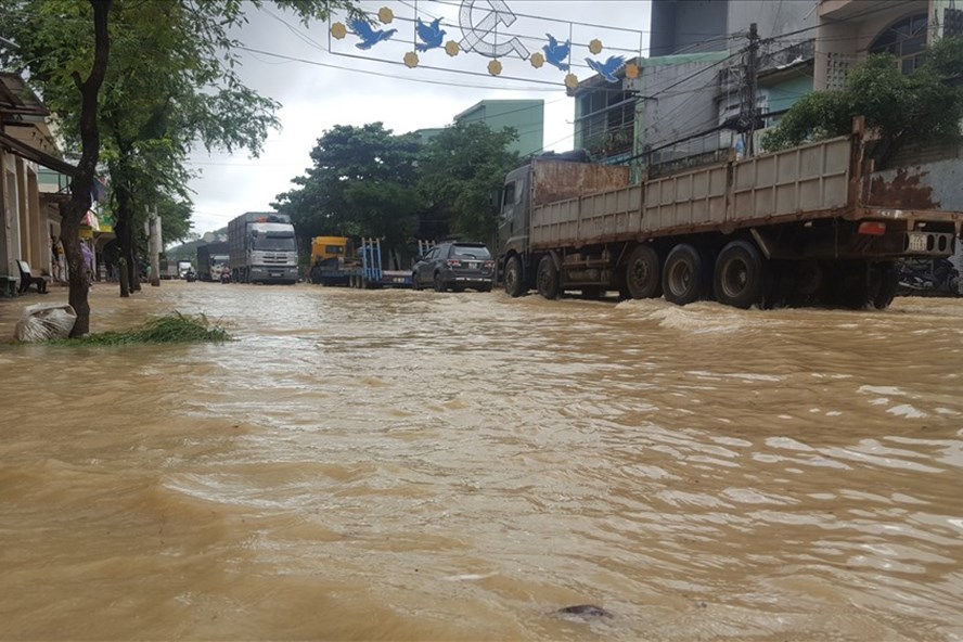 Quốc lộ 19 qua TP. Quy Nhơn có đoạn bị ngập hơn 0,5 m khiến việc đi lại gặp nhiều khó khăn.