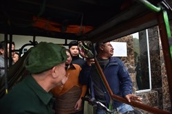 VFF thông báo ngừng bán vé thương binh, CĐV vẫn vây trụ sở không về